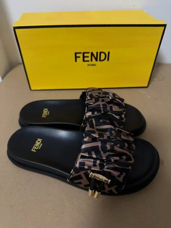 Women's Fendi slides - Picture 3 of 5